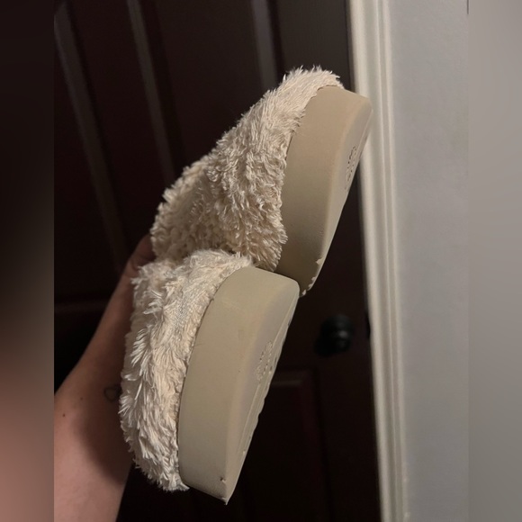 Ugg - Picture 7 of 7